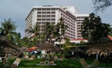 Bayview-Beach-Resort-Penang-Loungers
