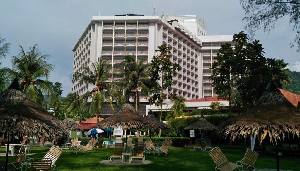 Bayview-Beach-Resort-Penang-Loungers