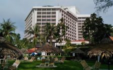 Bayview-Beach-Resort-Penang-Loungers