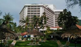 Bayview-Beach-Resort-Penang-Loungers