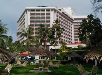 Bayview-Beach-Resort-Penang-Loungers