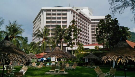 Bayview-Beach-Resort-Penang-Loungers